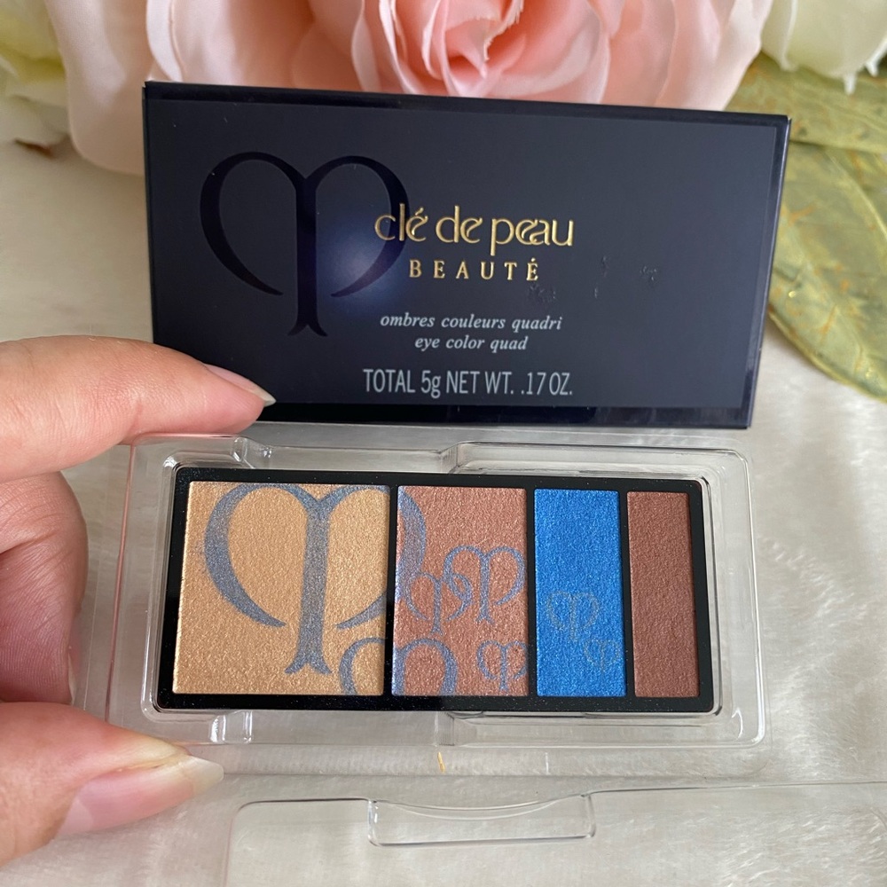 CLE DE PEAU Eye Color Quad Palette - Gold, Blue, Brown - Picture 8 of 9